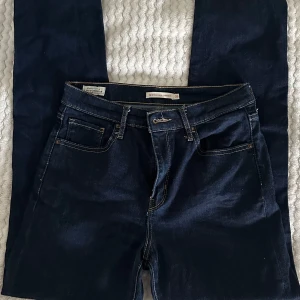 Levi’s jeans - Supersnygga mörkblå jeans i modellen 724 highrise straight!! Sitter mer medel i midjan än högt enligt mig. Superfint skick. Säljer pga de är lite för korta för mig som är 175cm💕 Innerbenslängd: 72 cm, midja: 35 cm. 💫