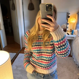 Zara stickad tröja - Säljer den här super söta stickade tröjan från Zara💞😆! Perfekt nu till hösten! Köpt för 500kr