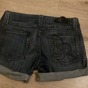 Shorts  - Säljer dessa avklippa jeans med coola detaljer lowwaist. Passar mig som har xs/s