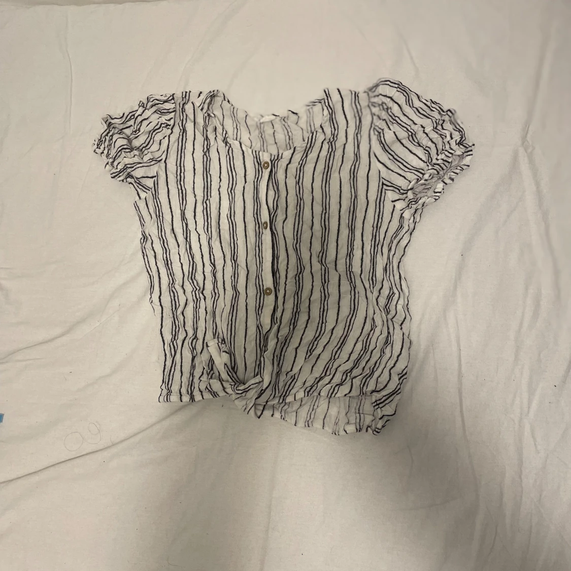 Vit sommar bluse med blåa streck