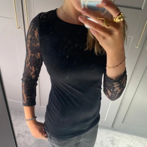 Långärmad topp med spets - Hej! Nu säljer jag en supersnygg långärmad topp med ärmar med spets. Den är i bra skick och väldigt snygg😍Passar bra till casual och fest!