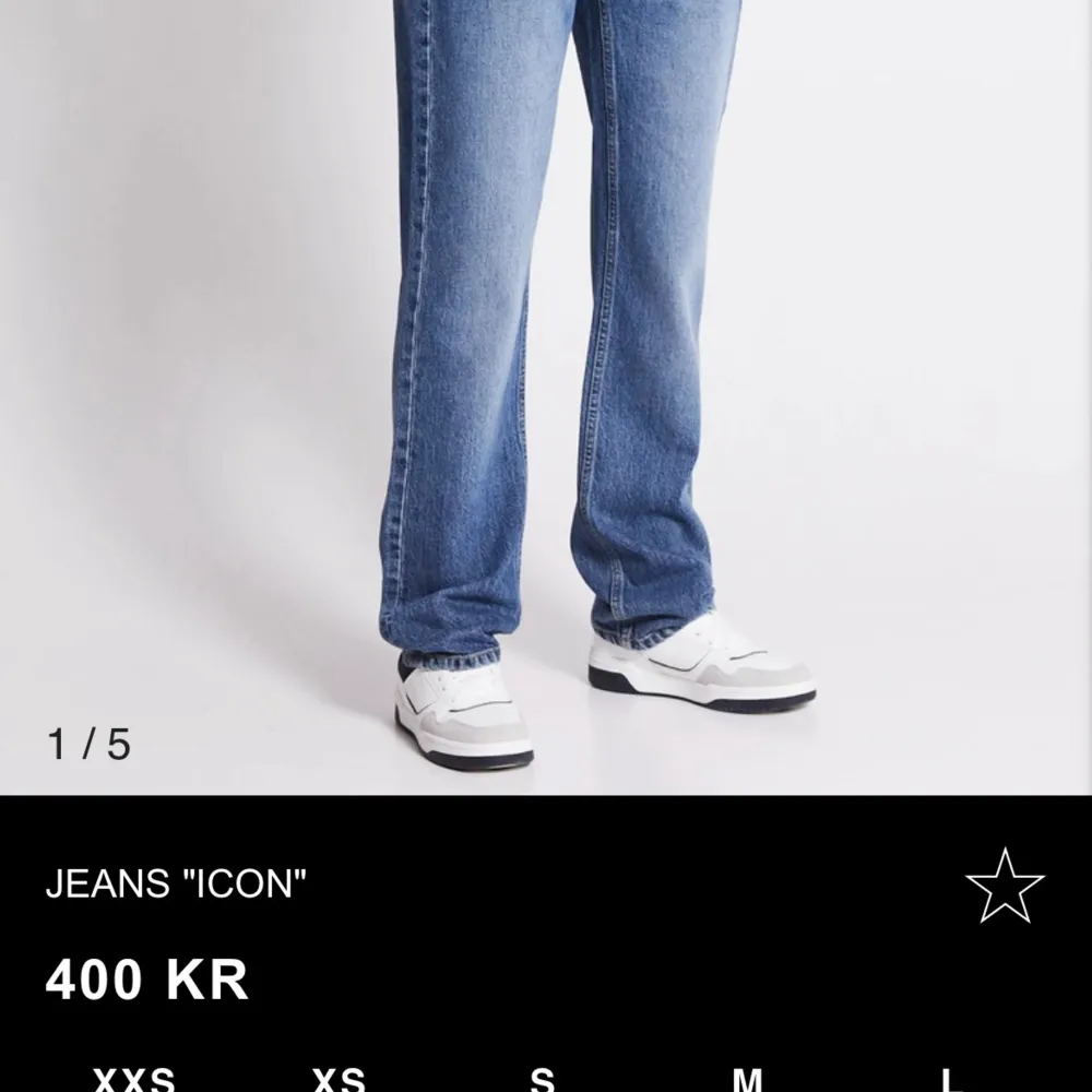 Hej! Jag säljer ett par straight/baggy blåa jeans som har inte använd mer än en månad.💕. Jeans & Byxor.