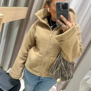 Teddy jacka! - Super mysig jacka perfekt till hösten! Knappt använd. 