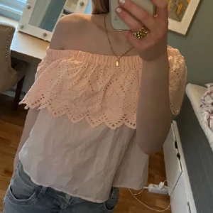 Offshoulder tröja - Säljer denna fina tröja då den inte passade på mig💗 Köpt här på Plick men har inga defekter  Lånade bilder