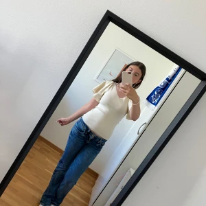 Volang tröja från veramoda - Fin tröja från vera Moda, Bra skick använd ungefär 5 gånger, storlek Xs,  V ringad, färg beige.