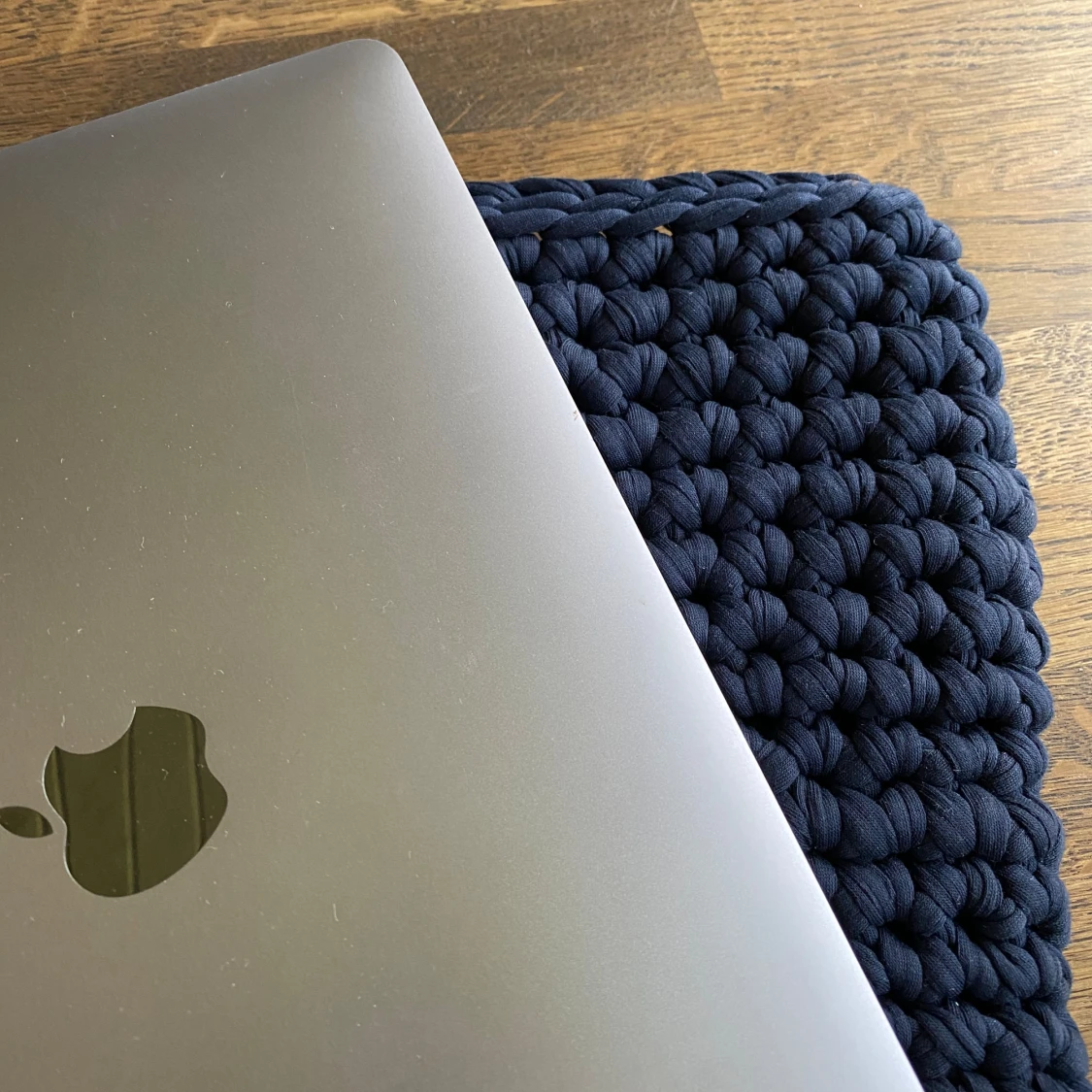 Mörkblå stickad datorväska - 1