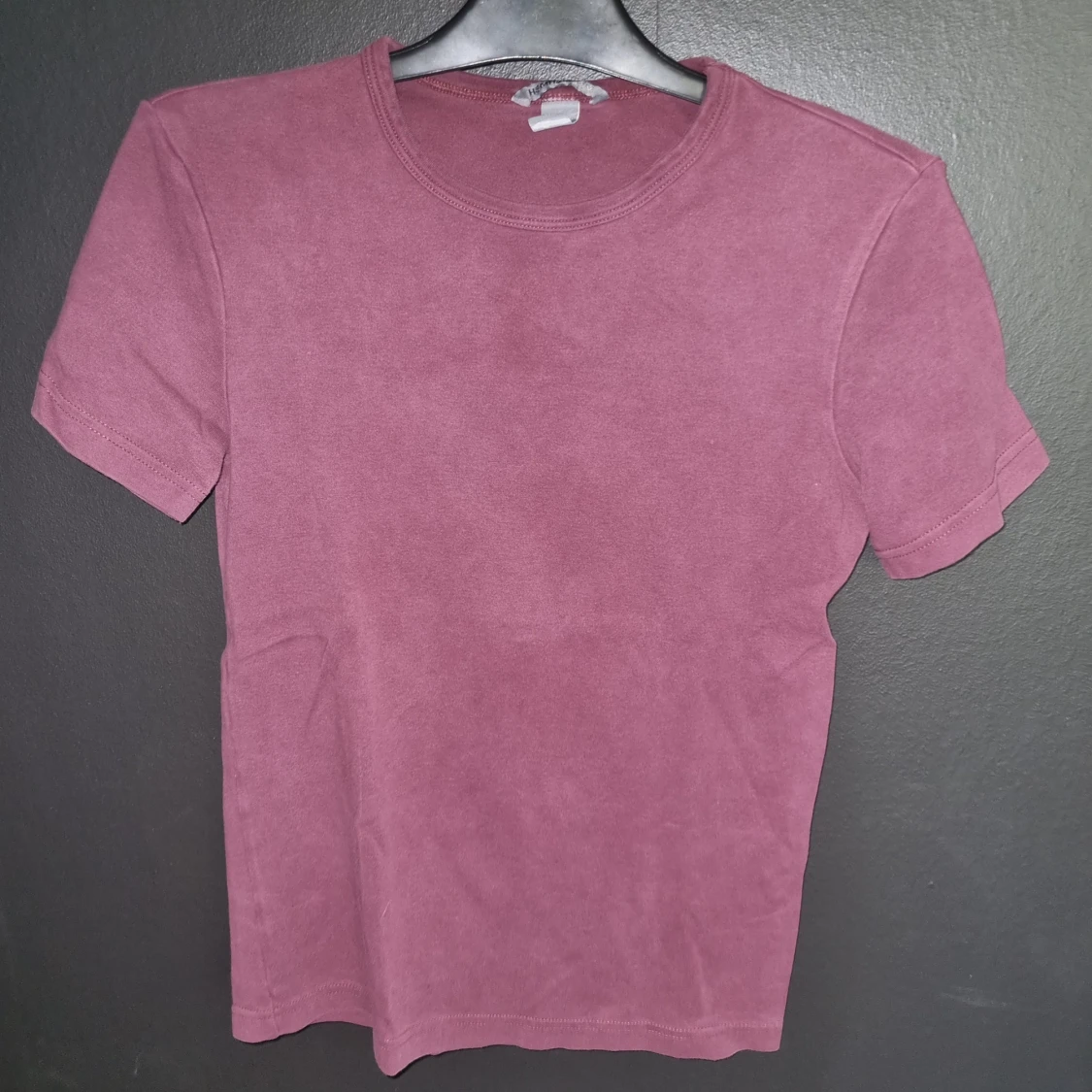 Vinröd t-shirt från H&M