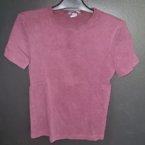 Vinröd t-shirt från H&M - Säljer en vinröd t-shirt från H&M i storlek M. Den är gjord av mjuk bomull och har en normal passform. Perfekt för vardagsbruk eller att ha under en jacka.