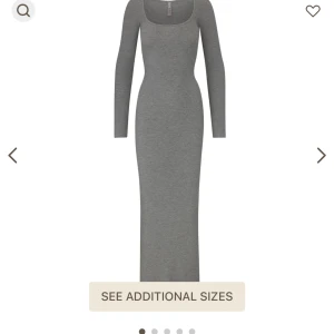 SKIMS klänning long sleeve dress - säljer min SKIMS klänning long sleeve dress, grå, XS, nyskick 🤍  först till kvarn, vill du köpa skriver du i chatten: namn, adress, telefonnummer 🤍🤍