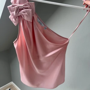 Slutsåld & other stories topp - Jätte söt rosa topp perfekt till fest 💕kommer från & other stories men är helt slutsåld💕 passar m/s
