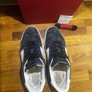 Valentino Flycrew - Tjena jag säljer nu mina Valentino flycrew skicket  är bra förutom några spikar som har lossnat men som man självklart kan fixa och köpa nya skorna är sparsamt använda och väldigt eleganta och fina hör gärna av er vid frågor och funderingar