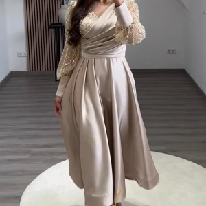 Klänning - Guld klänning i storlek 36