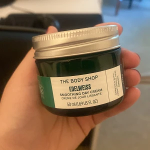 Edelviess face cream från The Body Shop  - En smoothing Day cream från The Body shop som jag använt en enstaka gång men en del kvar i den 💕