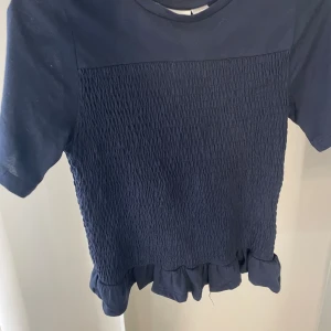 Trendig tröja - Fin tröja som är slutsåld nästan överallt använd en gång säljer pågrund av att jag tycker inte den sitter så bra på mig.