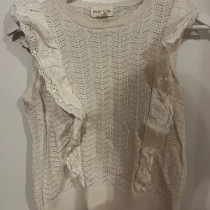 Vit blus  - Fin tröja i bra skick använd någon gång