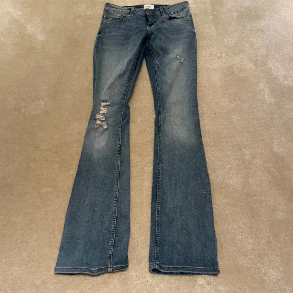 Säljer dessa lågmidjade, bootcut, slitna jeans💕 Midjemåttet är 36 och innerbenslängden är 83💕. Jeans & Byxor.