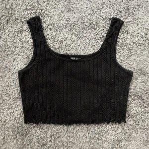 Svart ribbad linnetopp från Vegin - Säljer en snygg svart ribbad linnetopp från shein, lite små nopprig på några ställen 