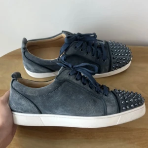 Christian Louboutin - Säljer nu dessa äckligt feta loubs i en sjukt unik cw (rare). SIZE 43 fits 43/44 väldigt fint skick allmänt på skon och garanterat en blickfångare ute på gatorna då de sticker ut enormt pga den blå/grå färgen. Og =dustbag,extra spikar,extra snören