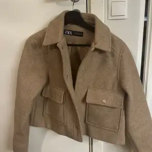 Brun beige jacka från zara med gulddetaljer. Helt oanvänd, storlek S & 200kr