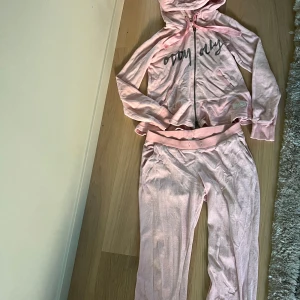 Mjukisset  - Mjukisdress från Odd Molly i rosa. Superfin. Storlek S. Saknas band i midjan på byxorna. Utöver det är den i bra skick!! 
