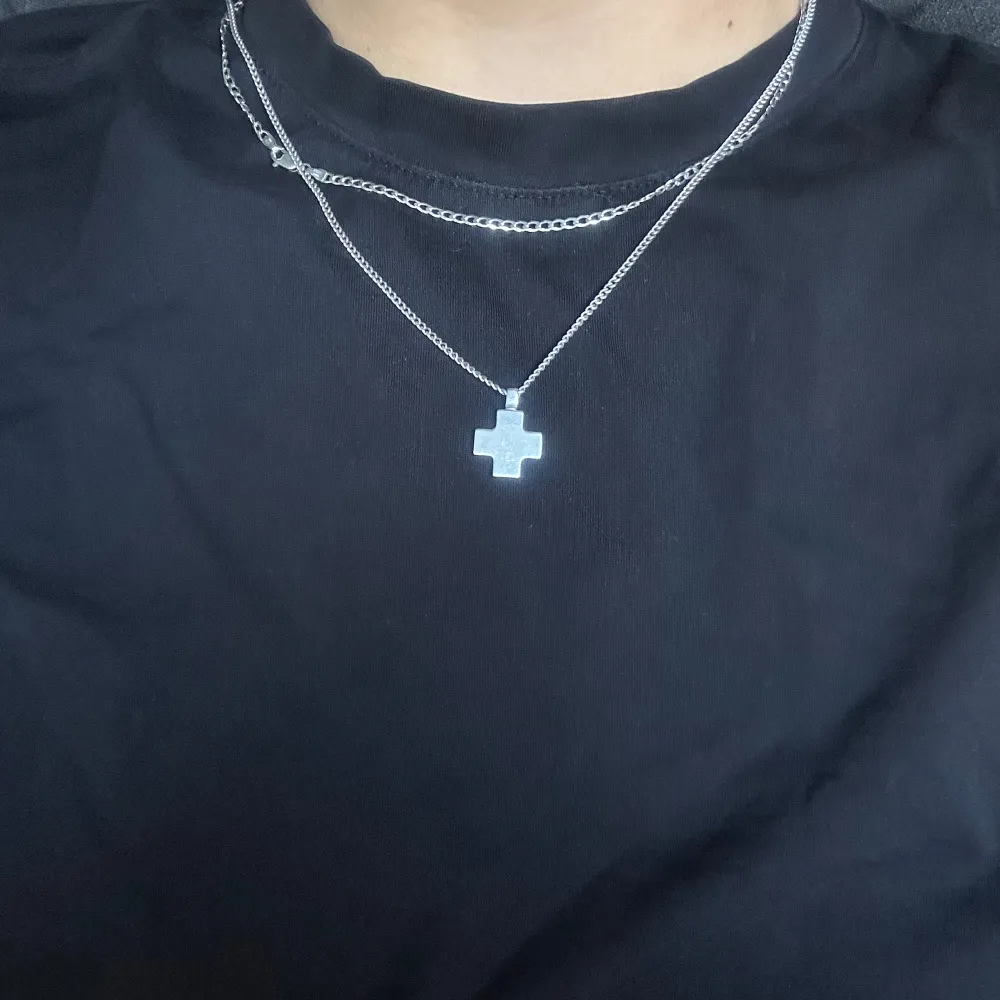 silver halsband med pendant. Det är bara skriva om du har nån fråga eller vill ha fler bilder jag är aktiv, halsbandet har stämpel. sista bilden har jag på mig 2 halsband det är bara ena jag säljer. längden går och justera med 5 cm mer eller mindre.. Accessoarer.