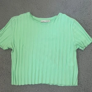 Pull & bear t-shirt - Super söt mintgrön t-shirt från Pull & bear I nyskick! I storlek M men passar också! 💚
