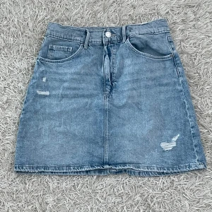 Jeanskjol - Jeanskjol från h&m i bra skick. Färgen är som de första 2 bilderna. Från barnavdelningen, så storleken är 170 men passar xs-s och den har resårband i midjan så man kan ändra hur tight den sitter🥰