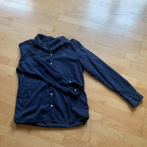 Gant skjorta  - En fin gant skjorta i storlek s, säljs för den är förliten för mig, köptes för 700, 9/10 skick, priset kan diskuteras:)