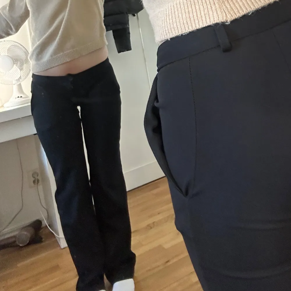 Midjemått (runt) 87cm  storlek XS (passar mig som är S). byxorna är omsydda till lite mer bootcut!. Jeans & Byxor.