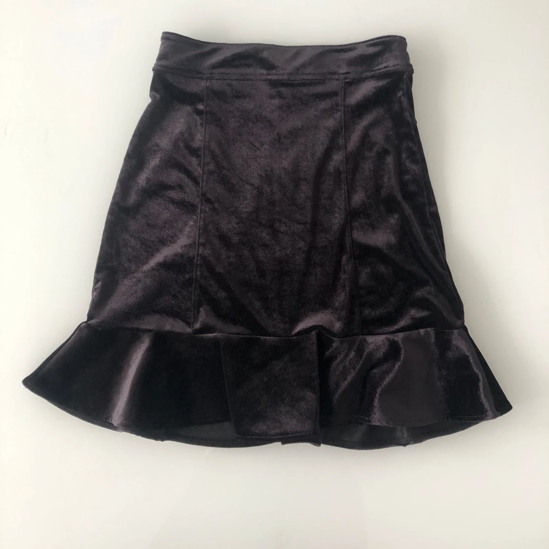 Svart sammetskjol med volang