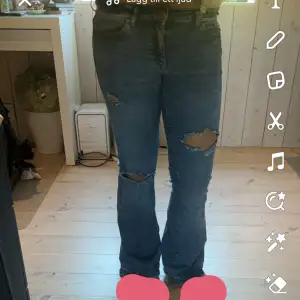 Säljer dessa super snygga jeans ifrån vero Moda, hålen är egengjorda❤️ storleken är 28x30 säljer då dem är lite stora❤️ dem är lågmidjade bootcut. Lite slitna där nere som man kan se på sista bilden, där av det super bra priset!❤️❤️