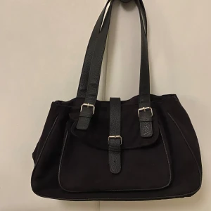 Väska - Väska som rymmer mer än vad man tror. Köpt second hand så vet inte märket. I bra skick.