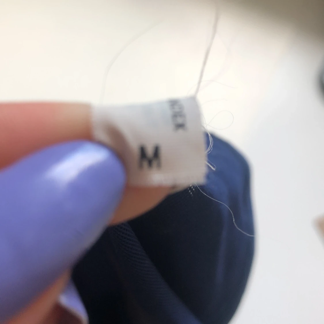 Mörkblå linnetopp med blommönster - 91