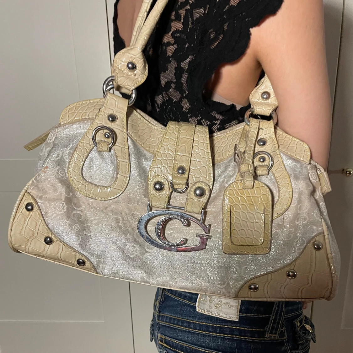 Beige handväska med krokodilmönster