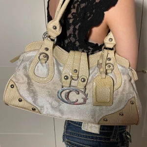 Beige handväska med krokodilmönster - Säljer en snygg beige guess handväska med krokodilmönster och silverdetaljer. köpt på second hand💕