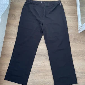 Svarta kostymbyxor  - Svarta kostymbyxor från ellos, lappen saknas men är i storlek xl. Fint skick knappast aldrig använd. 