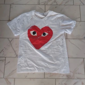 Comme ses garçon t-shirt i bra skick  - Bra skick 8/10