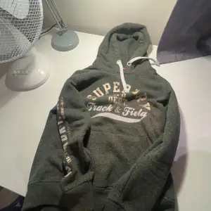 Säljer min superdry hoodie som är i storlek 42. Har haft i någon månad nu och den är i bra skick, har inga defekter