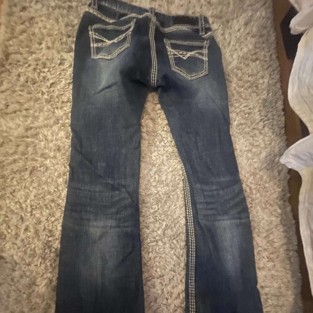 mina absoluta favo jeans älskar älskar dom!! Men tyvärr har de blivit så att jag är i stort behov av pengar o att jag köpte dessa jeans för 1000kr i vintras, vill få sålt snabbt!! strl 25/32 passar någon med 33 i längd också! 💞💞. Jeans & Byxor.