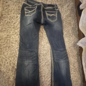 Perfekta lågmidjade jeansen!! 💞💞 - mina absoluta favo jeans älskar älskar dom!! Men tyvärr har de blivit så att jag är i stort behov av pengar o att jag köpte dessa jeans för 1000kr i vintras, vill få sålt snabbt!! strl 25/32 passar någon med 33 i längd också! 💞💞