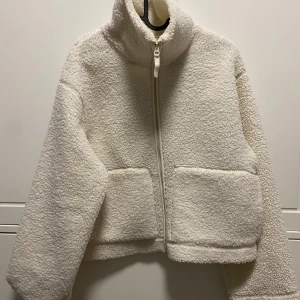 INTRESSEKOLL - Populär Teddyjacka från H&M - Intressekoll på min superfina jacka från H&M Skicka meddelande på vad ni kan tänka er att betala💕 Slutsåld över allt och säljs inte längre  Tryck ej på köp nu!!!! 