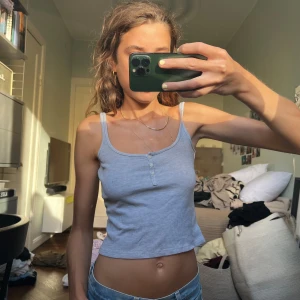 Brandy Melville linne🩶🩶 - Supergulligat! Så nice till shorts eller jeans!!💟💟