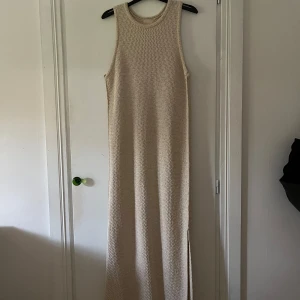 H&M klänning  - Klänning från H&M premium, elegant fin ljusbeige klänning. Kan skicka fler bilder. Storlek S.  Som ny. Köparen står för frakt
