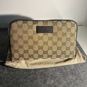 Gucci canvas GG supreme belt bag - Gucci beltbag, beige färg & funkar som unisex. Tyget gjort av cotton som vanligt & säljs först till kvarn. Medföljer en dustbag till dessvärre inget kvitto därav pris :) 
