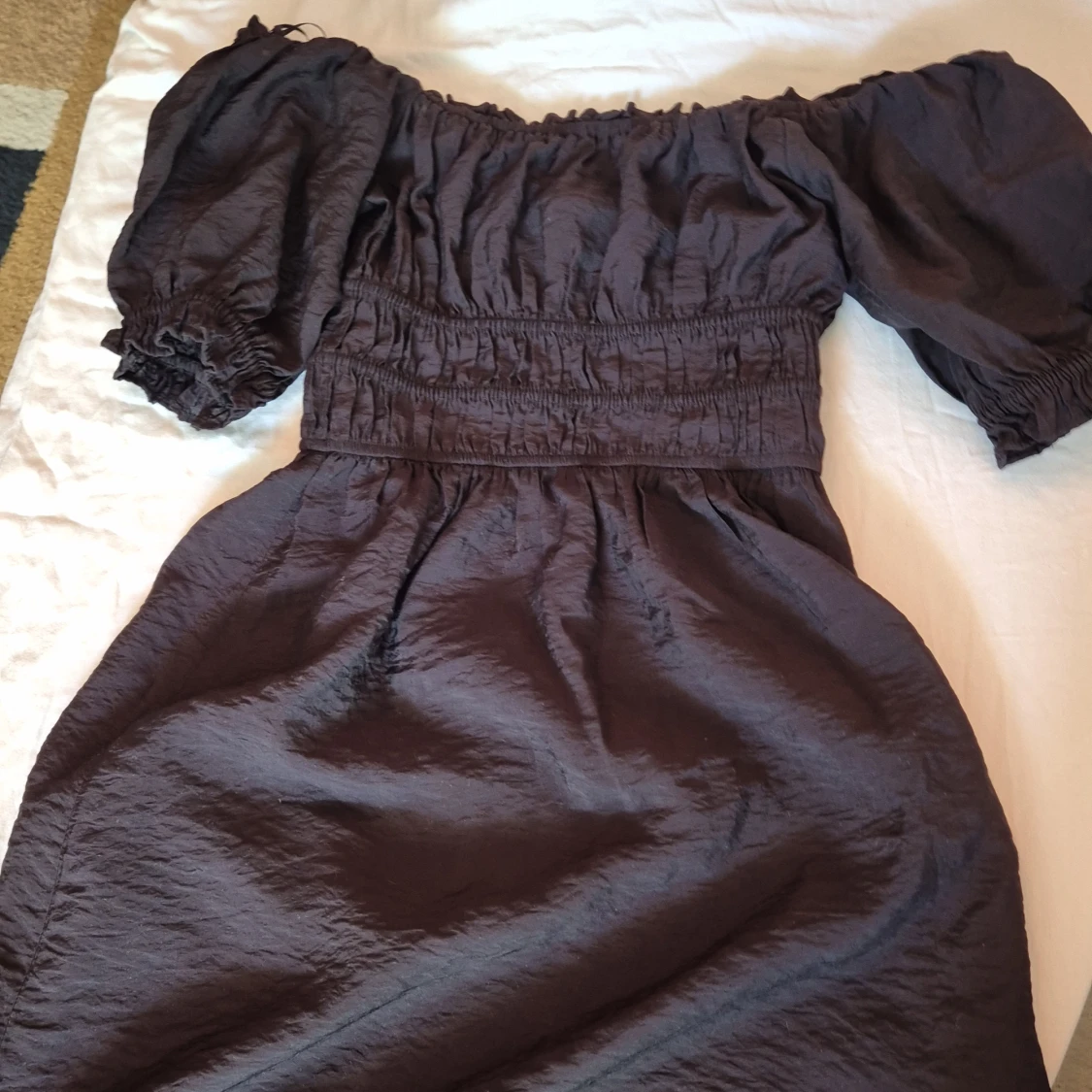 Svart off-shoulder klänning i storlek XS