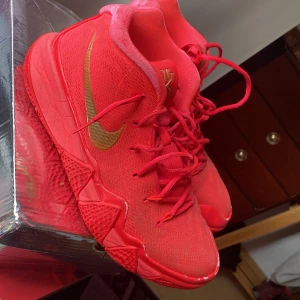 Kyrie 4, basketskor - Kyrie 4, red carpet, (bra skick)