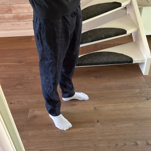 Zara linnebyxor  - Köpta i Kroatien.  Säljer för att dom är får små i längden! Använda 1 gång. Nypris: 450kr  Modellen är 185 men benen var ändå för korta trots storlek L.  Finns snören och plats för skärp om för stor i midjan.