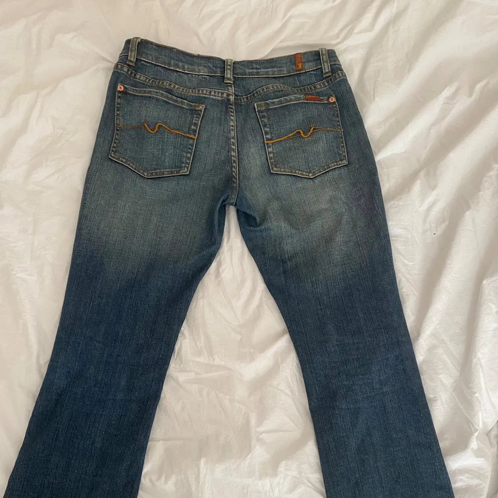 Så fina lågmidjade jeans som är bootcut där nere,med så snygga detaljer på fickorna, använd fåtal gånger. Midjemått tvärs över: 39 cm och innerbenslängd: 72 cm💕 . Jeans & Byxor.