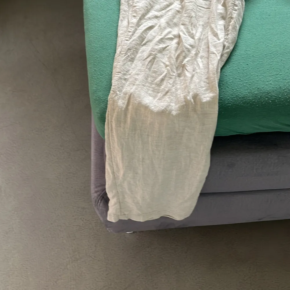 Säljer ett par bekväma och luftiga beige linnebyxor från H&M. Perfekta för varma sommardagar eller avslappnade tillfällen. Byxorna har en elastisk midja för extra komfort och en lös passform. De är i välanvänt skick men fortfarande i bra skick. Perfekta för en avslappnad och stilren look!. Jeans & Byxor.