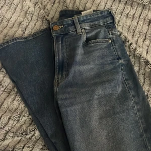 Bootcut jeans - Nyskick, mörkblåa bootcut jeans, och sitter som en smäck 
